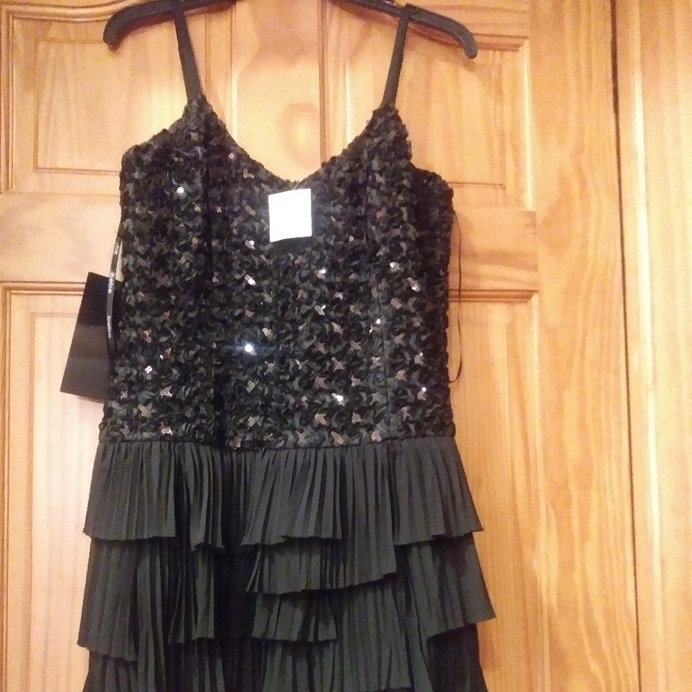 BEBE BLACK NEW RUFFLE DRESS IN MEDIUM - Picture 5 of 7
